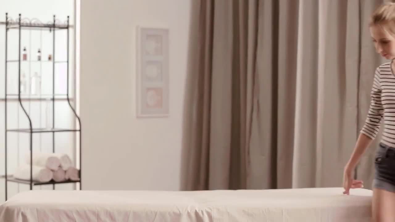 【欧美少女】这样的小美女太精致了一看就想抱住狠狠的揉捏品尝，身材颜值一流楚楚动人的风情大鸡巴猛力抽送操