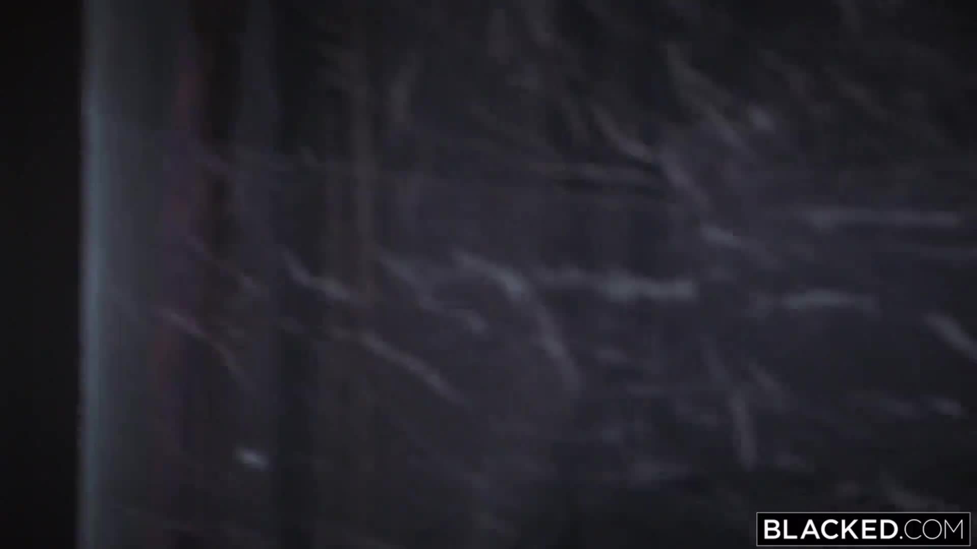 气质优雅迷人的性感御姐应聘工作，却被两个猛男用大鸡巴狠狠抽送激烈性爱大喊呻吟，大长腿肉体颤抖高潮
