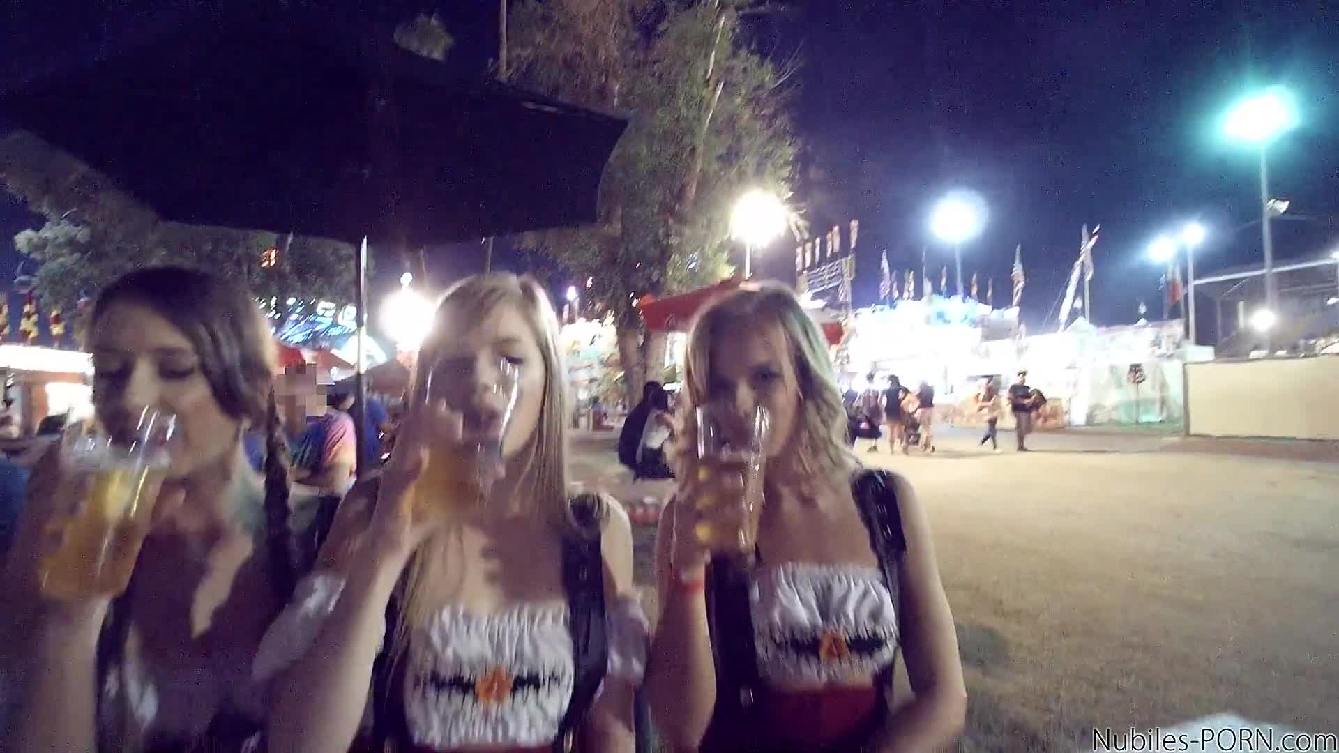 性福的家庭生活让人向往啊，姐妹三人紧身超短裙白嫩大长腿跪坐在床上渴望眼神挑逗立马沦陷，奋力狠狠操穴