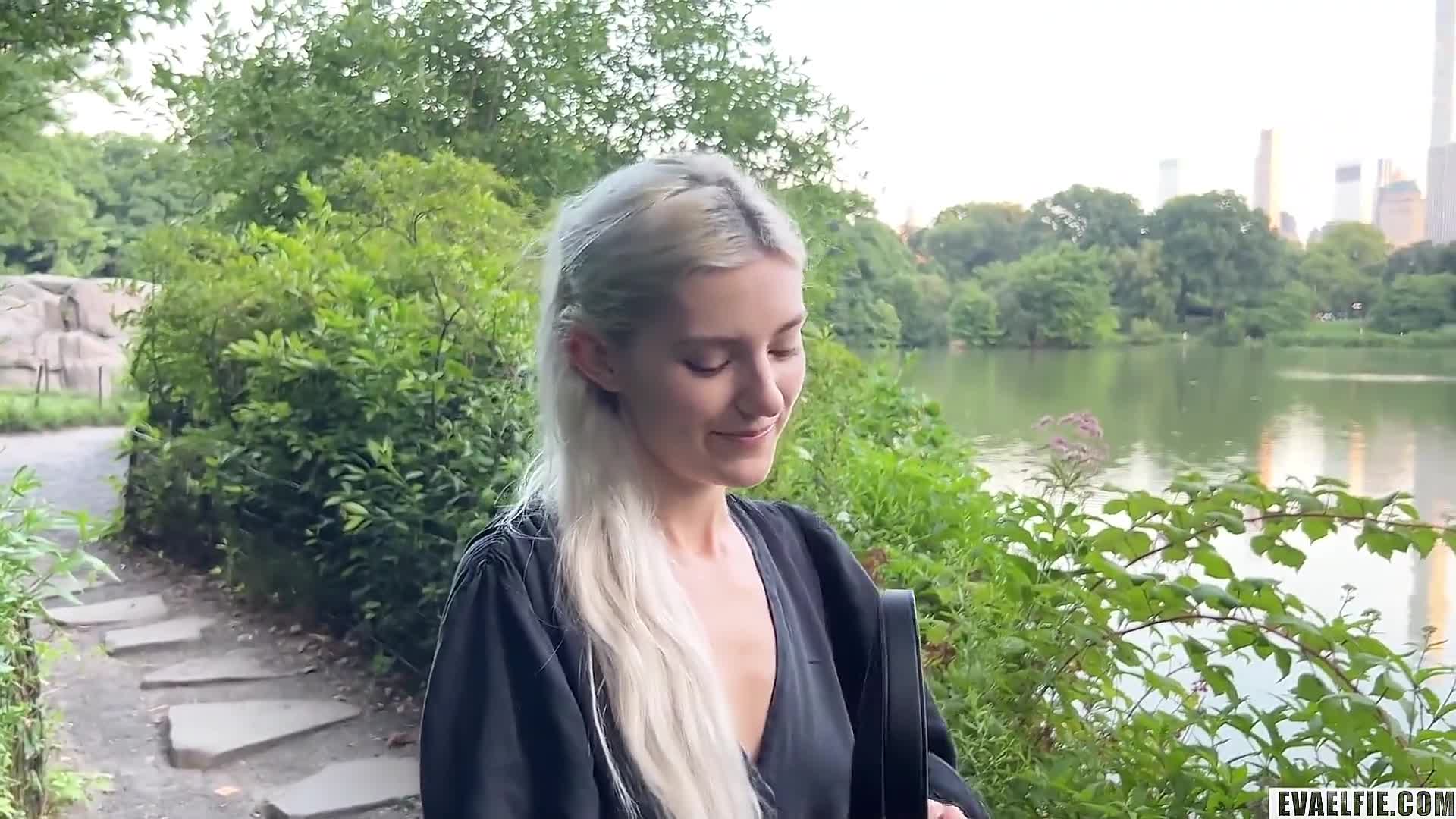 网红极品女神伊娃剧情演绎美景公园拍照被路人搭讪露出口交，然后开房激情肉战