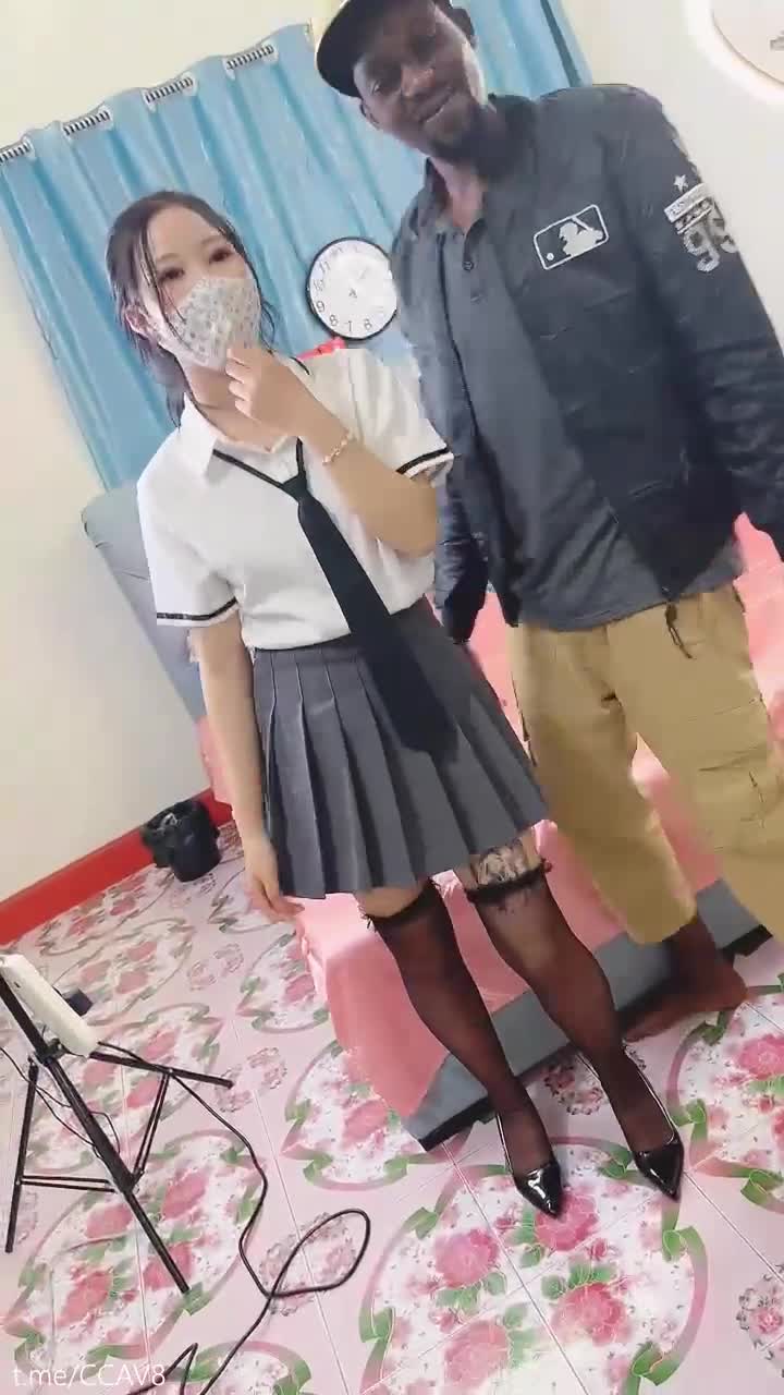 标题：黑人大战白嫩妹子黑屌足交 超多姿势操妹子 标签： #黑丝 #媚黑婊 #JK制服 #后入 #麟烟阁 @lyggw简评： 戴套不是对她负责 而且不想怀了给自己找麻烦 聊天群     万能搜索点我一键订阅麟烟阁全服务