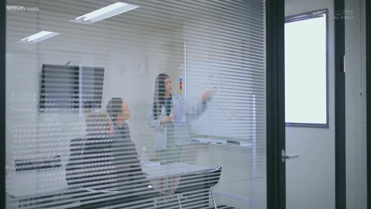 标题：俺しか知らないカノジョの変態な素顔。社内で美人と評判のKサンと秘密のオフィスラブ。高嶺の花で近寄りづらいと思われてるけど、実は求められたらいつでもどこでもエロいリクエストに応えてくれるドMカノジョです。 神木麗番号：STARS-894标签： #神木丽 #强制高潮 #震动棒 #潮吹 #浪叫 #足交 @lyggw简评：小情侣上班干炮下班回家打炮的故事。办公室口交那里我真的无语了，那个画面比例显得那个脸好看吗？大宝要不要看看你在拍什么，口交出来居然射手上。项圈那里溜一圈基本操作。 聊天群      万能搜
