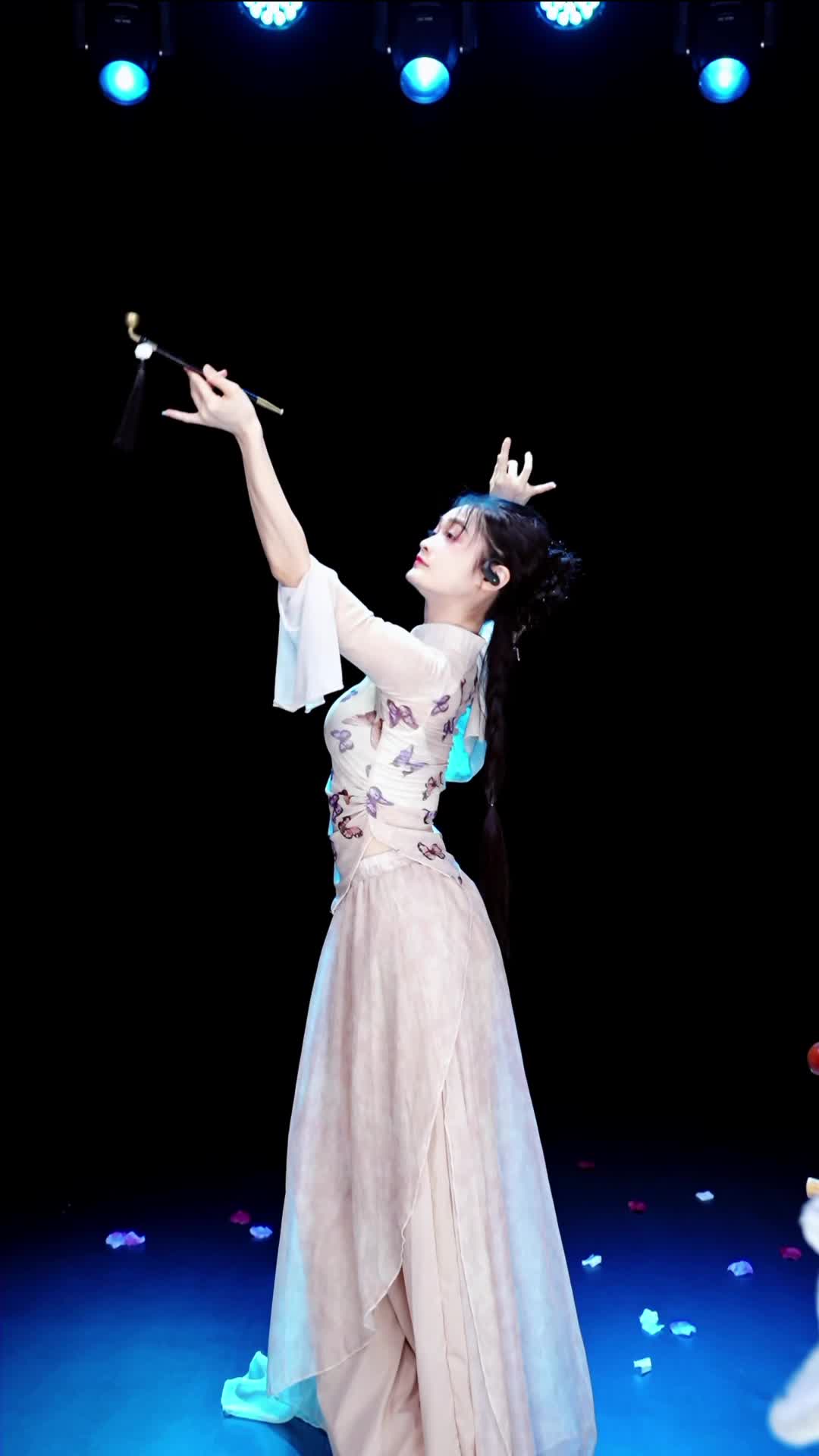 #舞蹈生诗诗 #抖音 #舞蹈 #中国舞 @ikan_live 2024-07-02喜欢请点赞支持下 ️助力频道