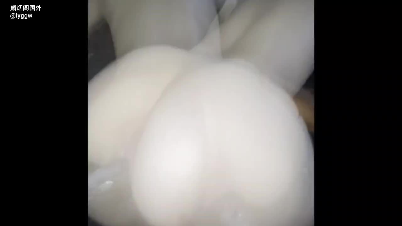 标题：绿奴老公担心那个12英寸的怪物 大黑屌 会捅破老婆的淫穴 标签： #媚黑婊 #绿奴 #淫妻 #后入 #麟烟阁 @lyggw简评： 经典黑白配 淫妻骚逼里面的白浆都多到把整个黑屌涂白了 可惜了这么极品的白虎嫩穴了聊天群     万能搜索点我一键订阅麟烟阁全服务