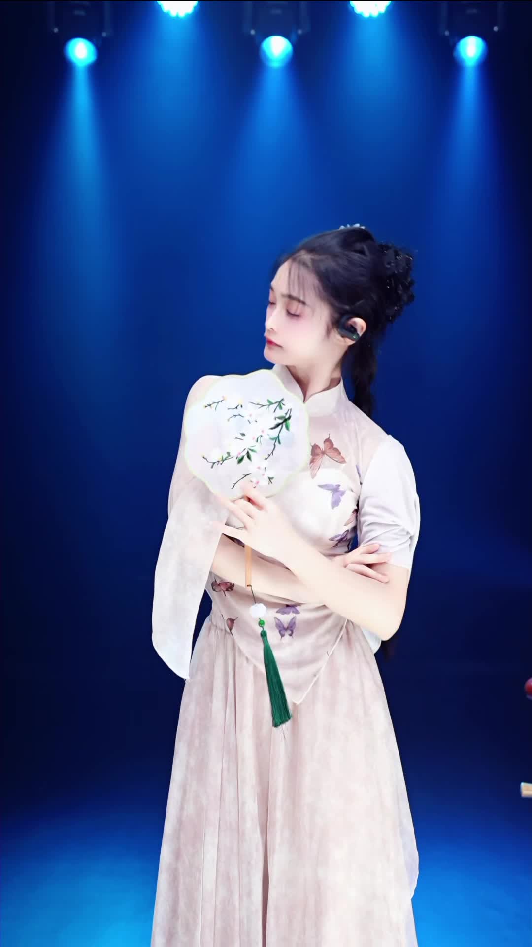 #舞蹈生诗诗 #抖音 #舞蹈 #中国舞 @ikan_live 2024-07-02喜欢请点赞支持下 ️助力频道