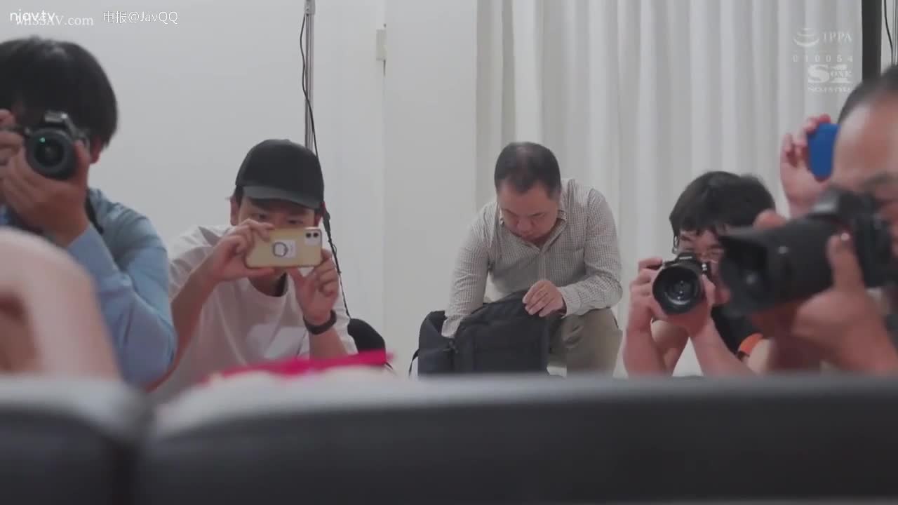 标题：推しのアイドルがオフパコ目的の乱交ビッチだった（泣＆嬉） 香水じゅん （BOD）番号：SSIS-953标签： #香水纯 #群交 #多人 #淫乱 @lyggw简评：纯妹又努力皮肤又白又嫩 拍片也很努力很投入 为什么就是不火呢？ 就因为胸小吗… 真是心疼啊 而且我看了预览片这胸也没隆啊 截图给p这么大干嘛…不管怎么说下个月这部肯定fanza上买一份正版支持一下纯妹 聊天群      万能搜索 点我一键订阅麟烟阁全服务