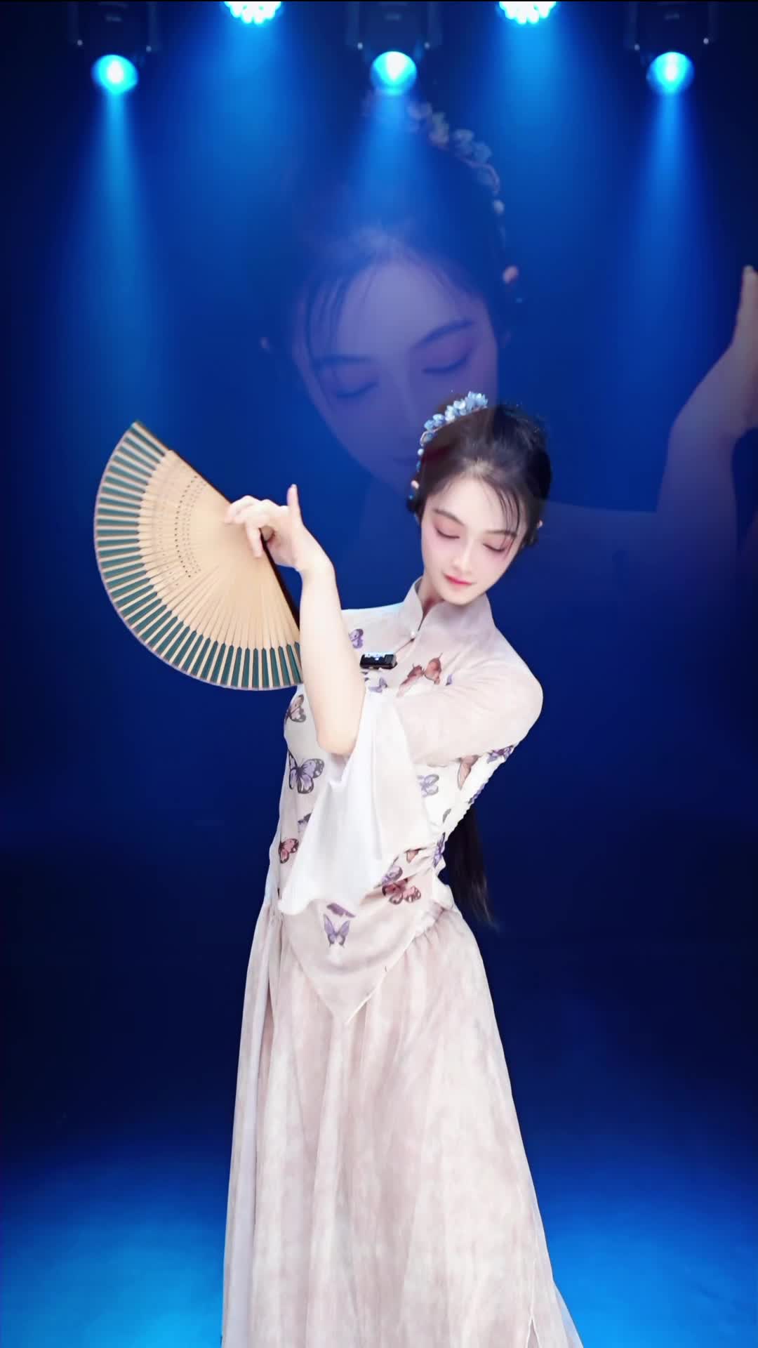 #舞蹈生诗诗 #抖音 #舞蹈 #中国舞 @ikan_live 2024-07-02喜欢请点赞支持下 ️助力频道
