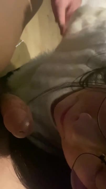 骚婊眼镜教师泄密私拍，别以为老师多高贵 私下就是一只喝主人圣水的骚婊母狗，骚逼渴望被大鸡巴灌满