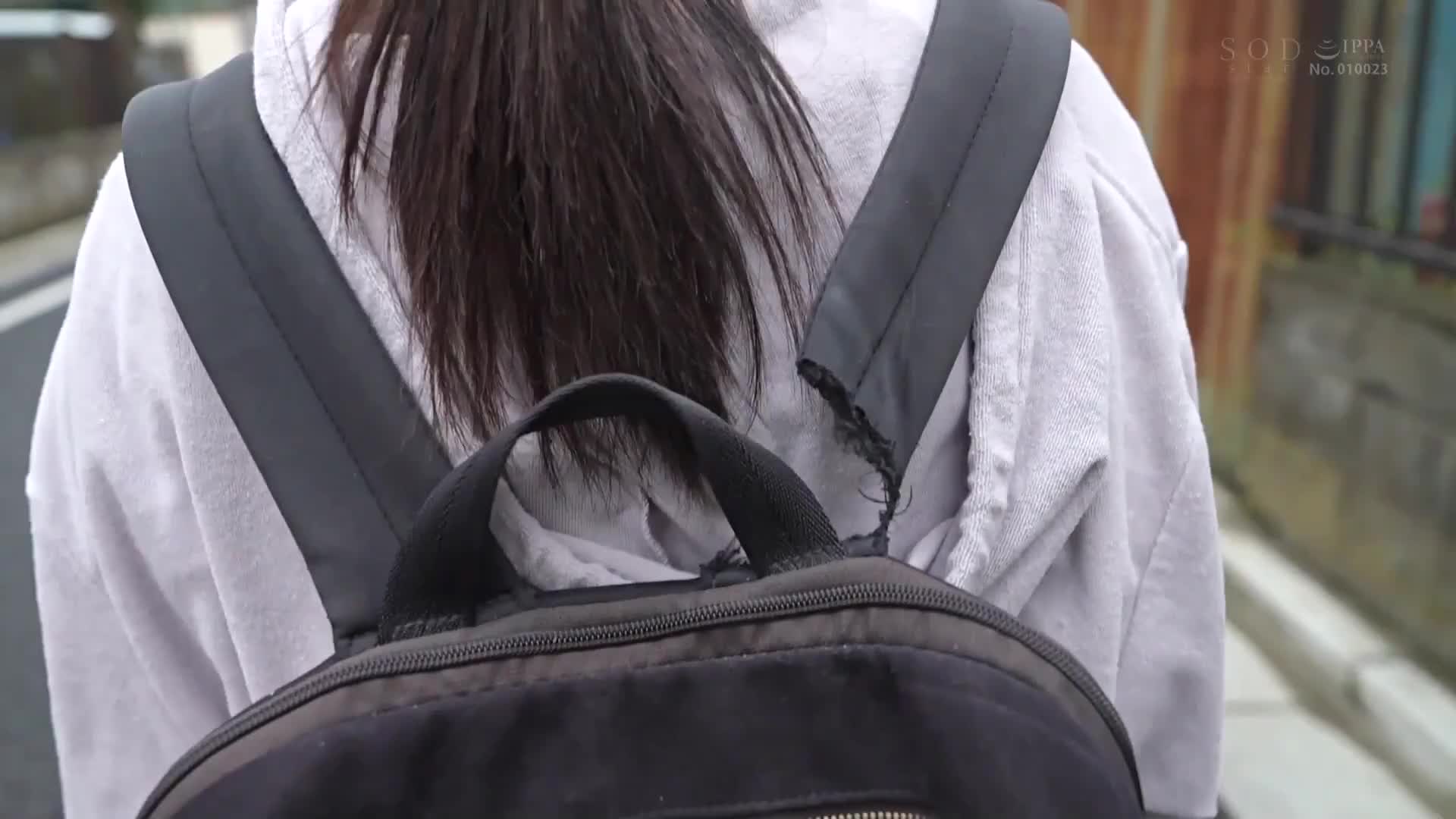 标题：START-108 隠れ美人の牛丼チェーン店で働くパート主婦が学生バイトと避妊具なしでネチョベロ不倫中出し标签：#小凑四叶 #中出 #后入 #母狗 #麟烟阁 @lyggw简评：五星了，楼梯那段工作服没脱全程穿鞋被干很爽，最主要镜头还一直照顾近景远景前后都有拍到，而且最后那段即便脱光光也还穿着帆布鞋，小凑太适合演打工妹了~让蓝领工作者代入进去意淫~（可能唯一槽点就是含蛋黄这点吧，没搞清楚导演什么用意，主要画面也没显得更涩情，还有点点小恶心，不过无伤大雅）聊天群   万能搜索点我一键订阅麟烟阁全服务