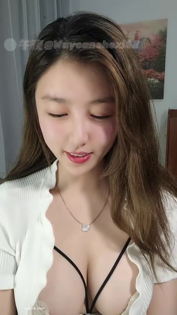 #主播 #大奶美女主播把大奶露出来