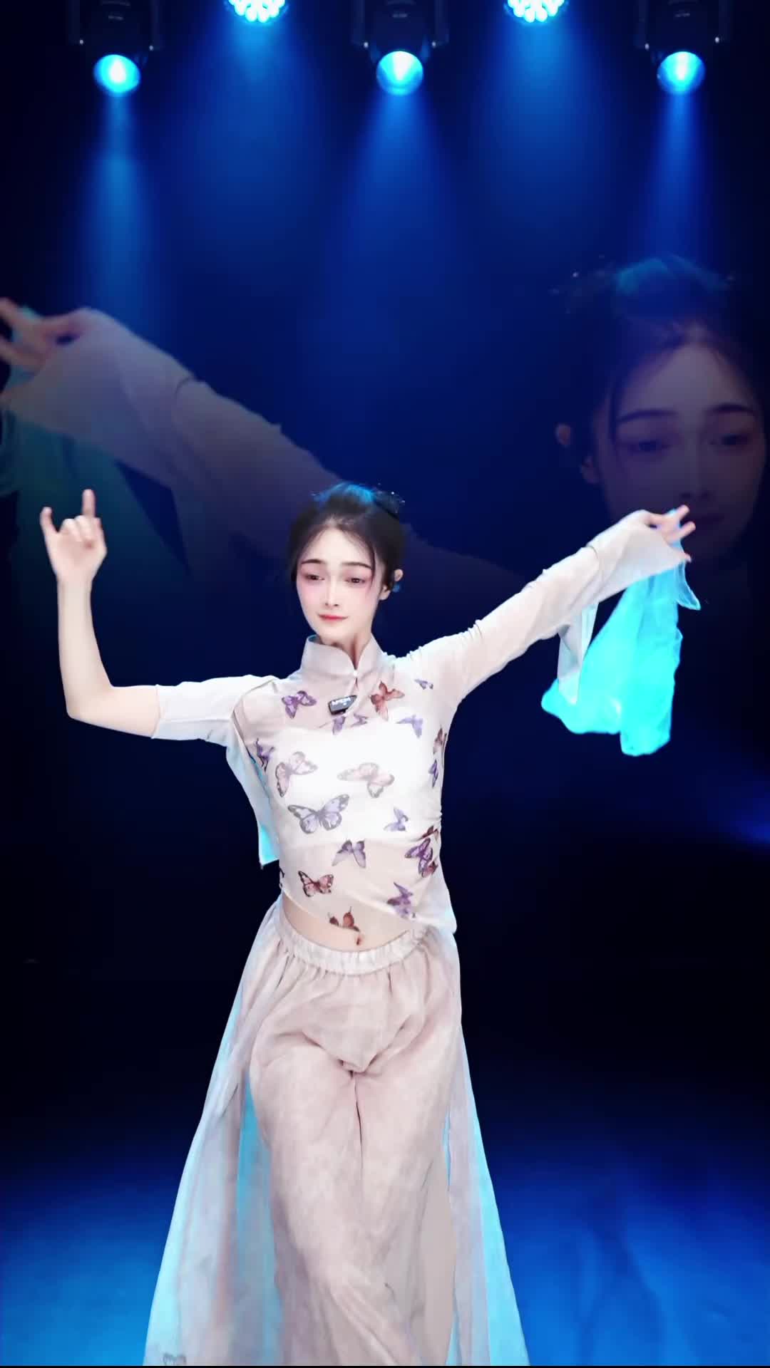 #舞蹈生诗诗 #抖音 #舞蹈 #中国舞 @ikan_live 2024-07-14