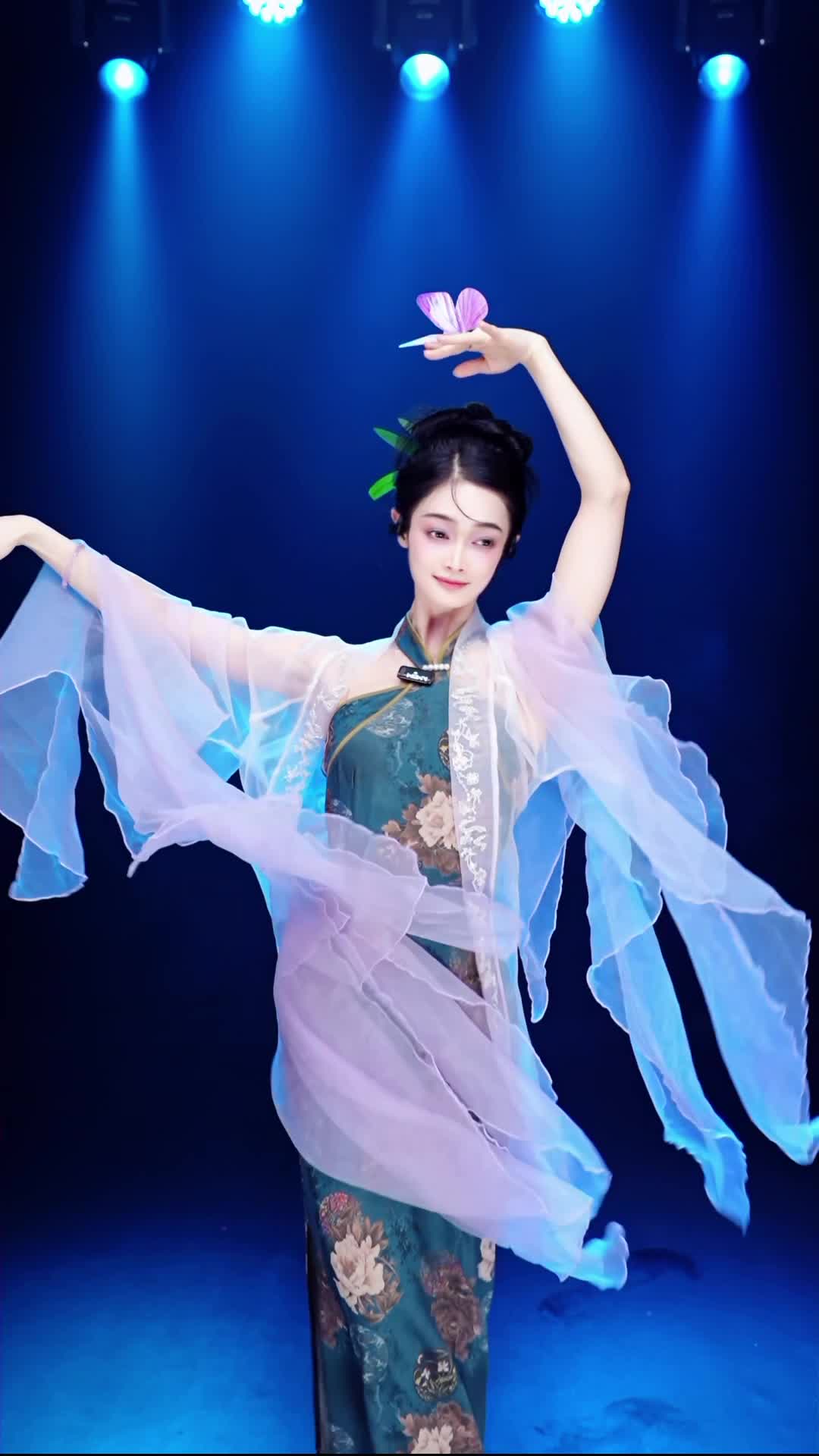 #舞蹈生诗诗 #抖音 #舞蹈 #中国舞 @ikan_live 2024-07-12