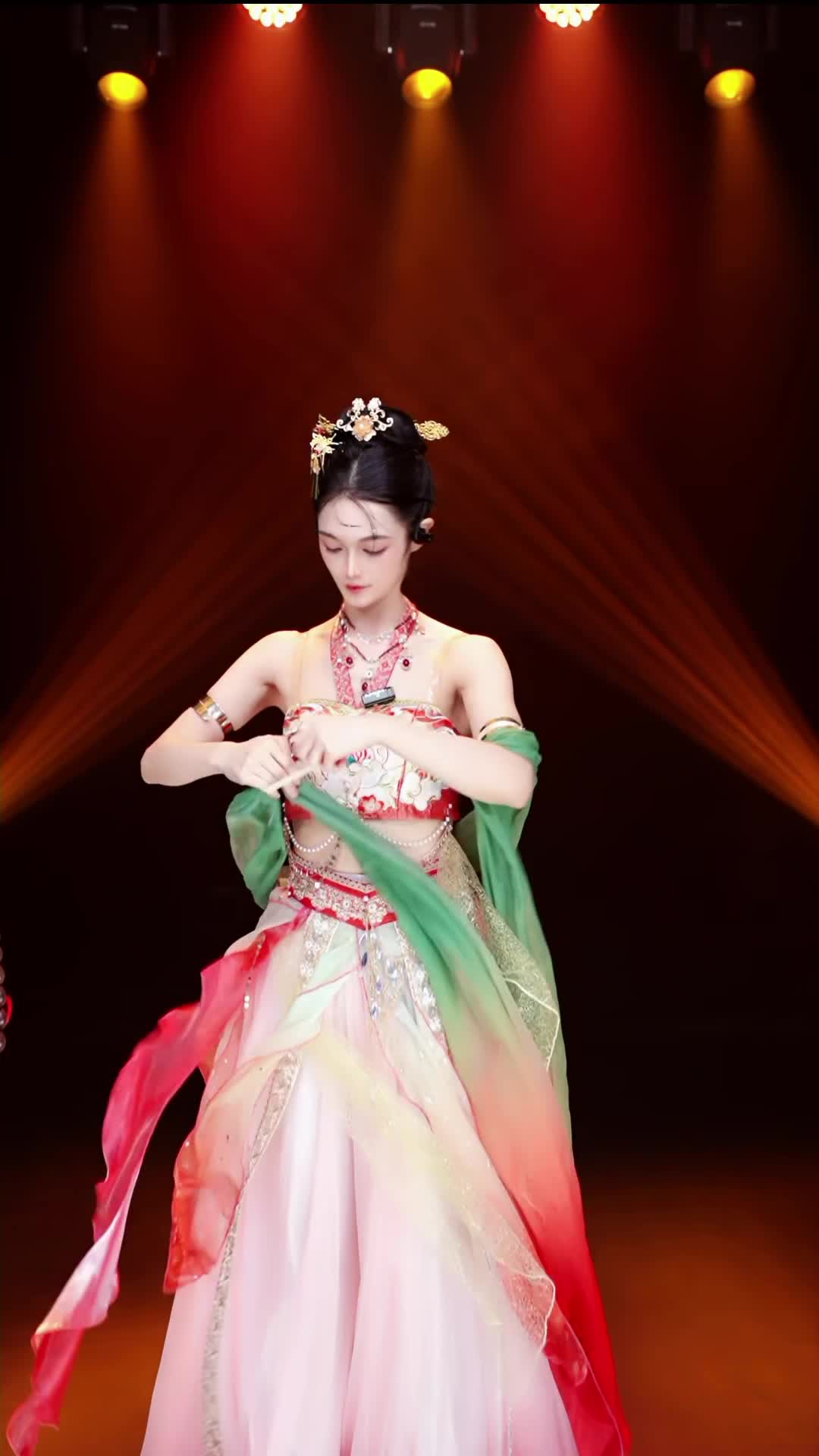 #舞蹈生诗诗 #抖音 #舞蹈 #中国舞 @ikan_live 2024-07-11