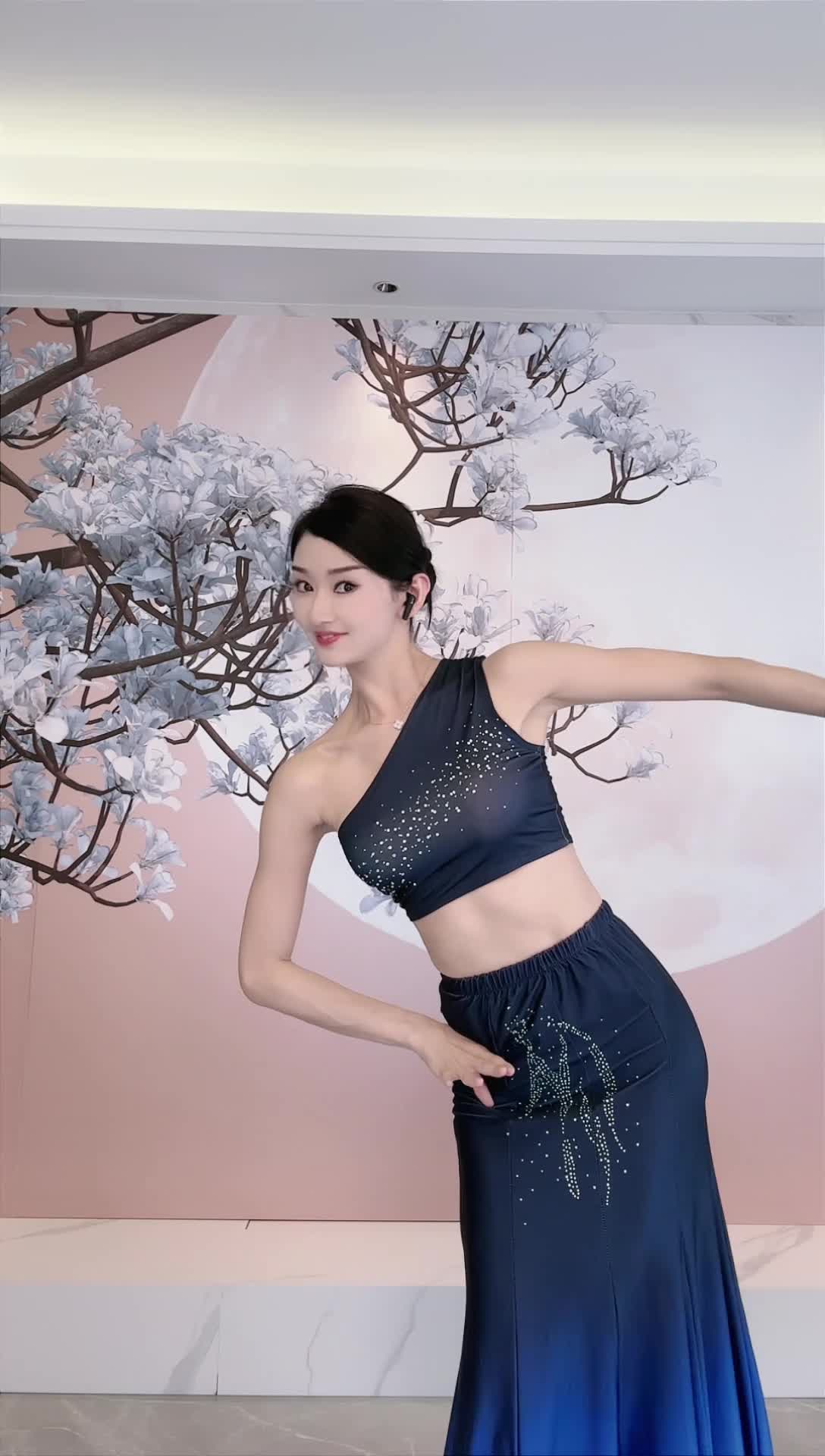 #中国舞_莹莹 #抖音 #舞蹈 #中国舞 @ikan_live 2024-07-11