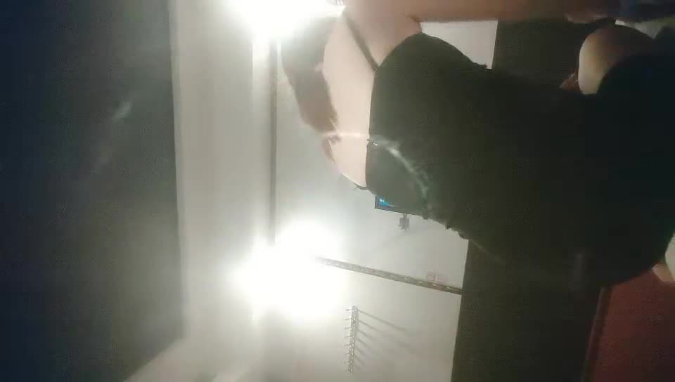 #巨乳骚货 #清纯 #粉嫩 【巨乳骚货精选】20岁年轻小姐姐 身材苗条 长得清纯，粉嫩乳房胸推，肤白臀翘给人别样抚慰