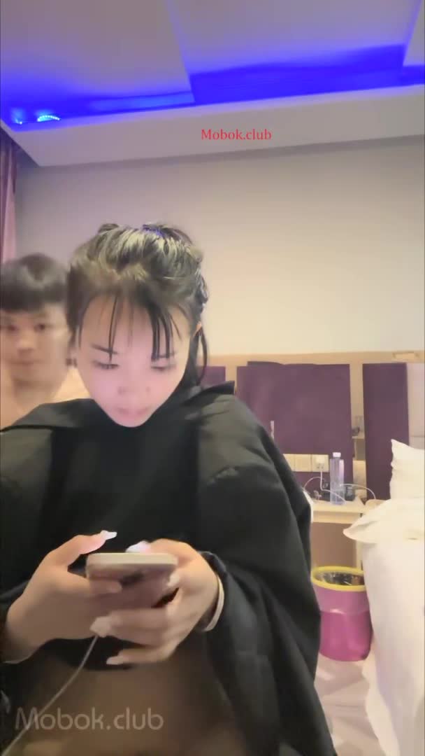 #巨乳骚货 #清純 #萌妹 【巨乳骚货精选】馬尾辮清純可愛萌妹酒店開房被倆精神小夥艹爽了,好白菜都被豬拱了,妹子可惜了