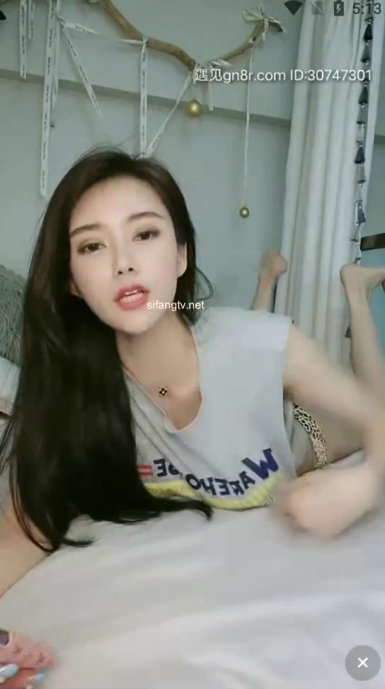 #巨乳骚货 #御姐 #颜值 【巨乳骚货精选】御姐颜值有点高哦 也就9分吧，太妩媚了 像某当红明星2