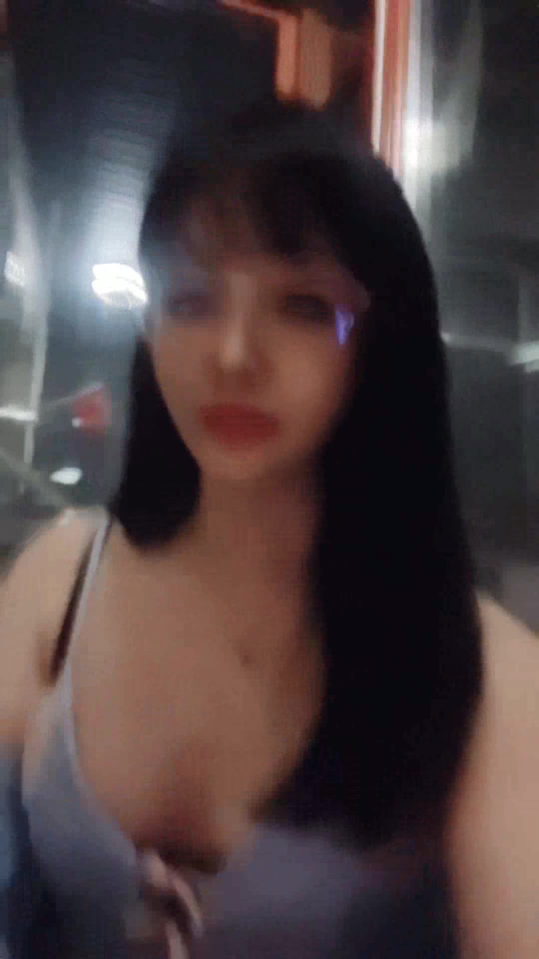 甜美气质小少妇一个人在家发骚，全程露脸洗澡诱惑舔弄假鸡巴的样子好骚，揉奶玩逼道具抽插骚穴特写呻吟可射