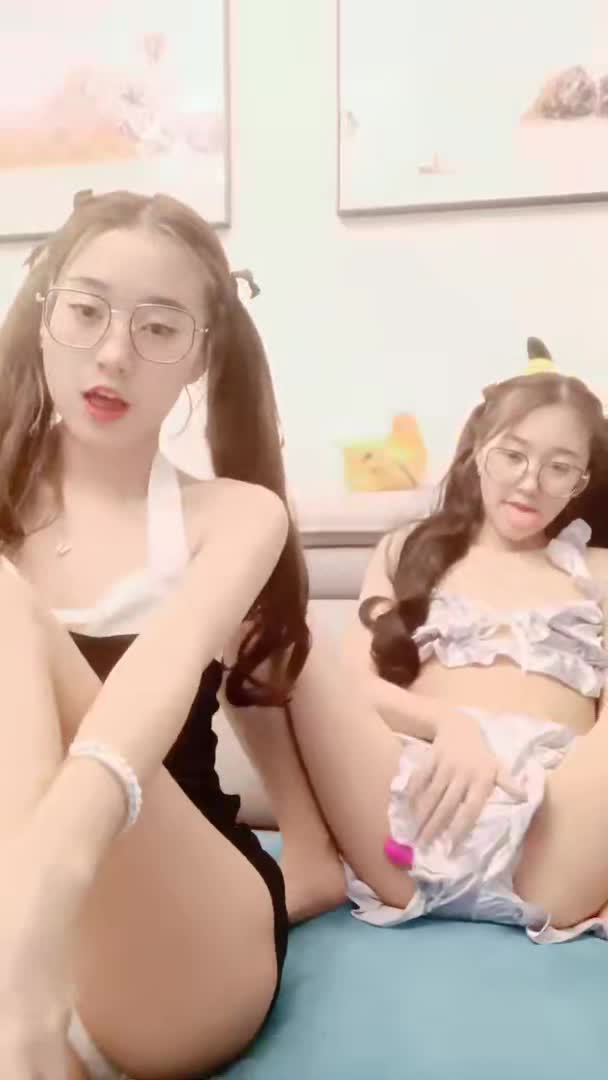 #巨乳骚货 #双胞胎 #姐妹花 【巨乳骚货精选】难得一见超清纯极品双胞胎姐妹花 舌吻互揉奶子舔逼双女秀 跳蛋震动棒子互插 一起翘起屁股扭动极度诱惑1