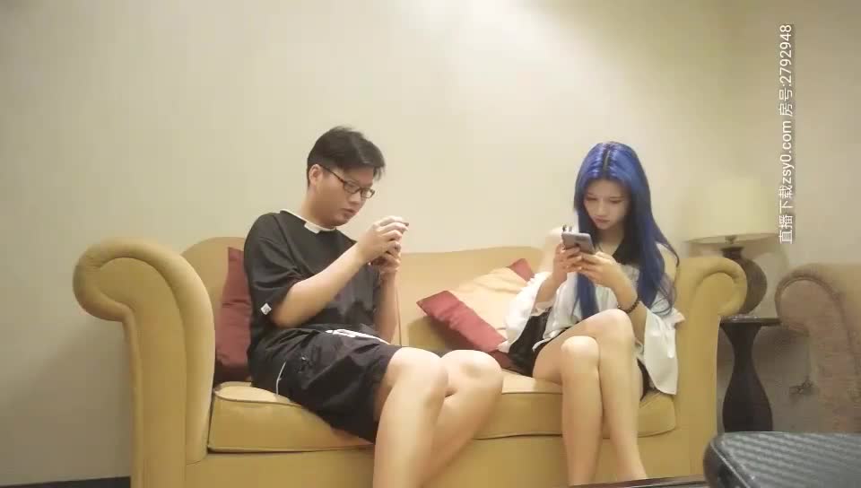 #美妞 #美腿 #舌吻 #舔屌 #互摸眼镜胖哥约操蓝色头发美妞，细长美腿苗条身材，舌吻互摸灵活舌头舔屌，骑上来操几下累了，扶腰后入猛