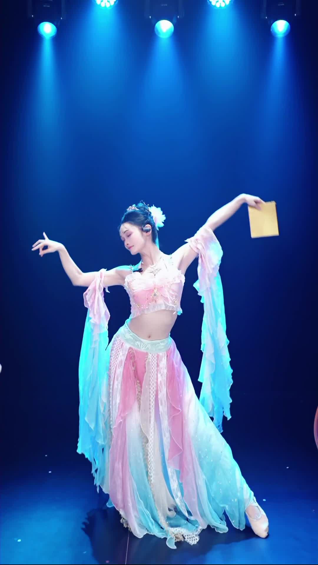 #舞蹈生诗诗 #抖音 #舞蹈 #中国舞 @ikan_live 2024-08-10