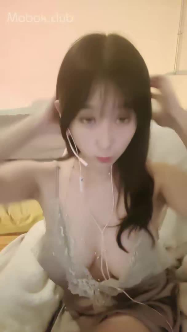 #巨乳骚货 #声优 #小姐姐 【巨乳骚货精选】職業配音声优女神小姐姐,天使般顏值搭配甜美聲線,身體豐滿奶子碩大,眼睛加耳朵雙重大保健