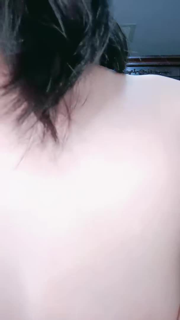 #巨乳骚货 #桃子 #肥臀 【巨乳骚货精选】舞蹈系妹子桃子完美肥臀极度诱惑 脱下内裤扭动大屁股 抬腿露穴手指扣弄 ，翘起双腿特写 ，骑坐枕头上磨蹭