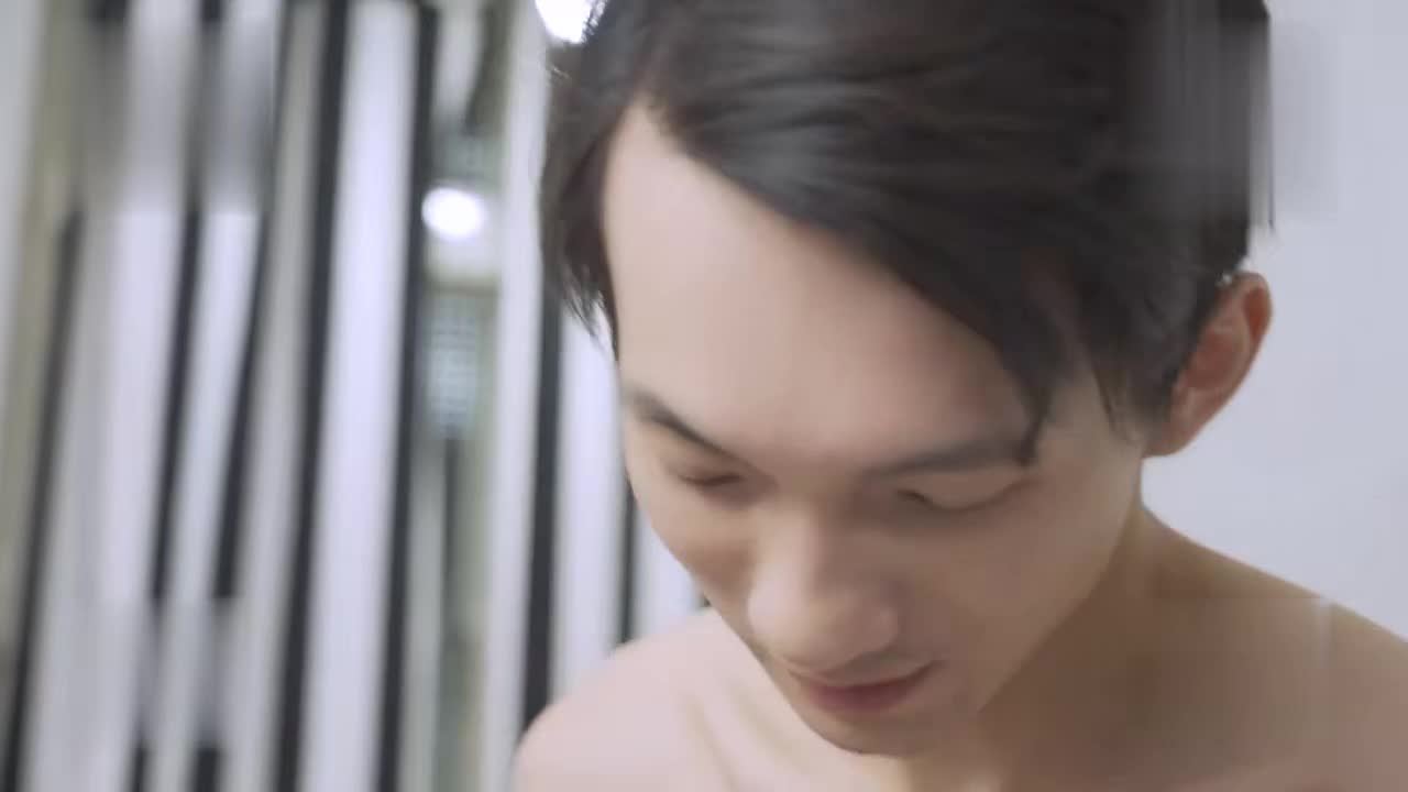 #巨乳骚货 #偷窥 #4P 【巨乳骚货精选】偷窥同居的骚表姐 被发现后直接进去玩4P
