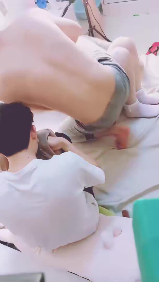 #巨乳骚货 #妹子 #后入【巨乳骚货精选】幸福老哥天天搞妹子顶不住找两好友4P 超级嫩00后妹子 一人一个扒掉内裤 骑乘后入一起操 扶着屁股猛顶