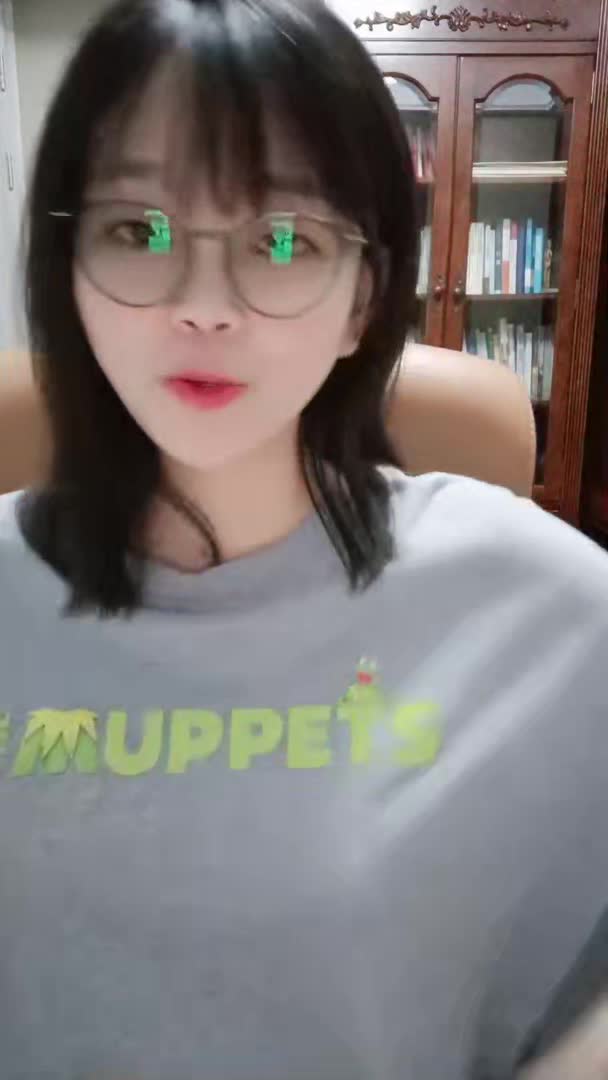 #巨乳骚货 #桃子 #肥臀 【巨乳骚货精选】舞蹈系妹子桃子完美肥臀极度诱惑 脱下内裤扭动大屁股 抬腿露穴手指扣弄 ，翘起双腿特写 ，骑坐枕头上磨蹭