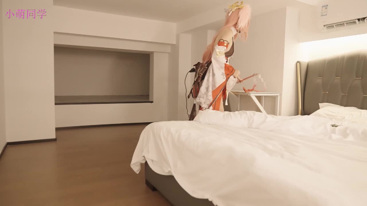#小萌同学 #裸足 #cos原神 八重神子 裸足 秀足 模拟做爱？（真是抽象，模拟做爱，叫都不叫一下，好奇这种柏拉图做爱的受众面是谁呢） 星河