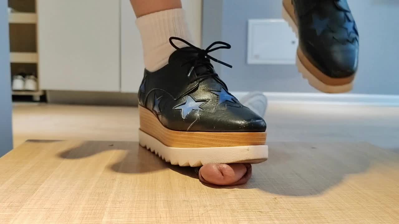 #karenco26726190 #推特 #鞋交 #踩踏松糕鞋 隔板 踩踏 鞋交