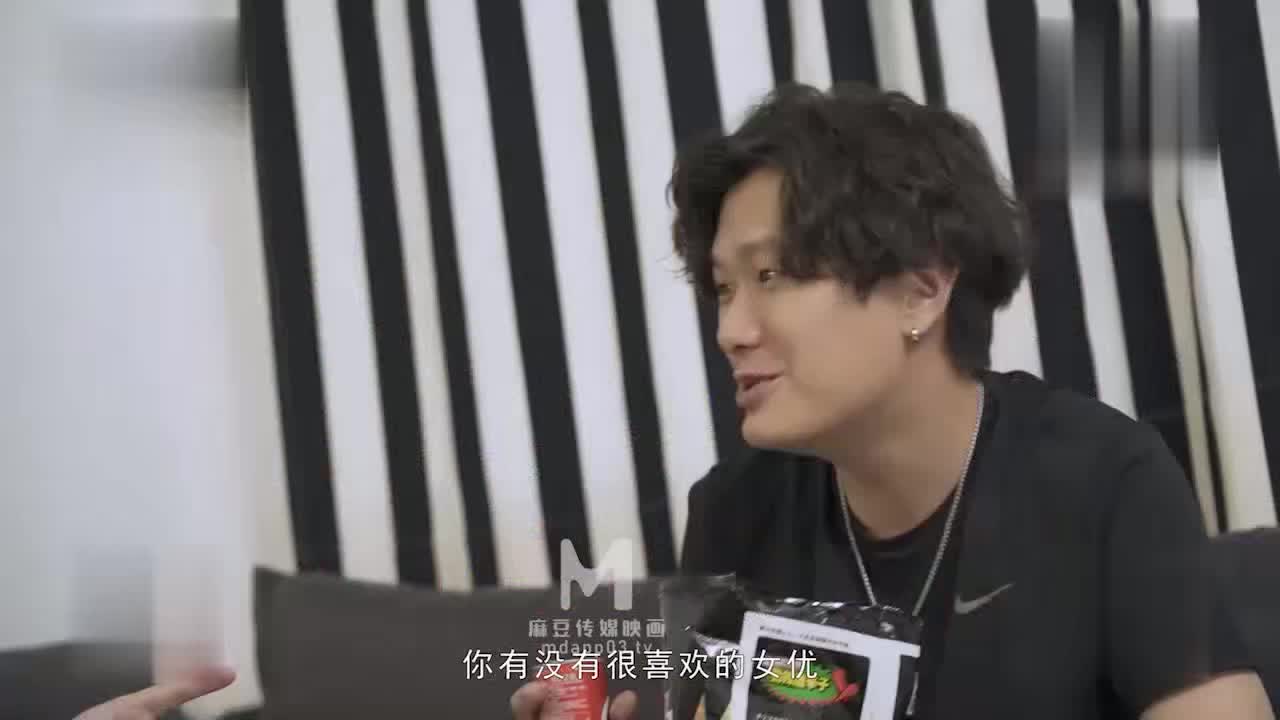 #巨乳骚货 #偷窥 #4P 【巨乳骚货精选】偷窥同居的骚表姐 被发现后直接进去玩4P