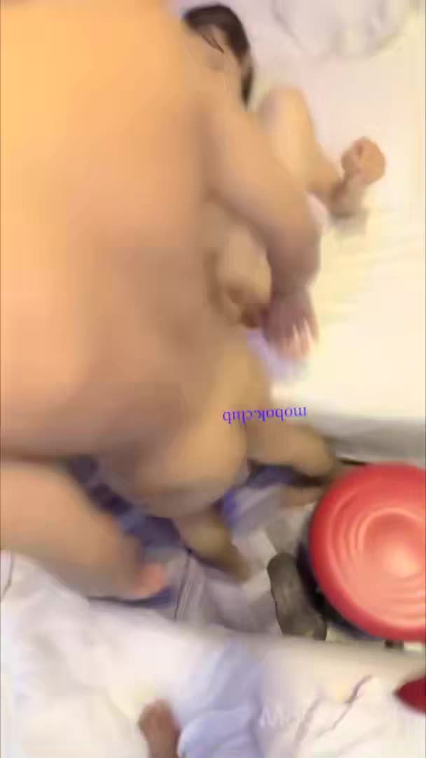 #巨乳骚货 #清純 #萌妹 【巨乳骚货精选】馬尾辮清純可愛萌妹酒店開房被倆精神小夥艹爽了,好白菜都被豬拱了,妹子可惜了