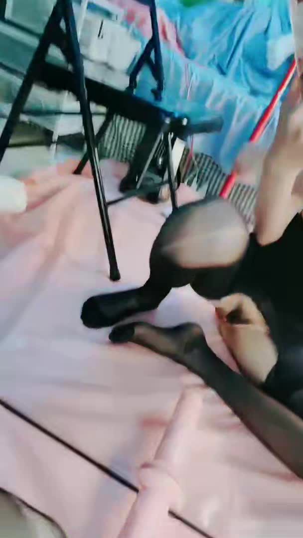 #巨乳骚货 #大长腿 #黑丝【巨乳骚货精选】第一美腿175CM顶级大长腿小姐姐 ，开档黑丝高跟鞋假屌后入美臀，椅子腿插小穴，地上骑坐抽插流出白浆4