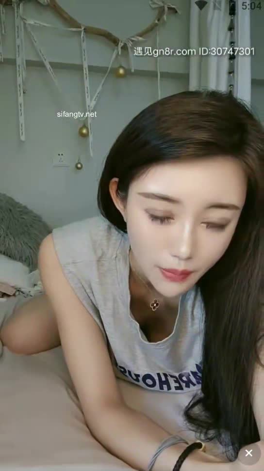 #巨乳骚货 #御姐 #颜值 【巨乳骚货精选】御姐颜值有点高哦 也就9分吧，太妩媚了 像某当红明星2