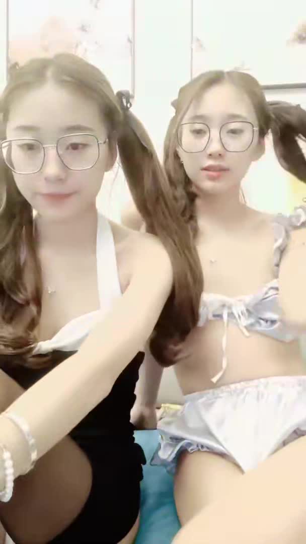 #巨乳骚货 #双胞胎 #姐妹花 【巨乳骚货精选】难得一见超清纯极品双胞胎姐妹花 舌吻互揉奶子舔逼双女秀 跳蛋震动棒子互插 一起翘起屁股扭动极度诱惑1