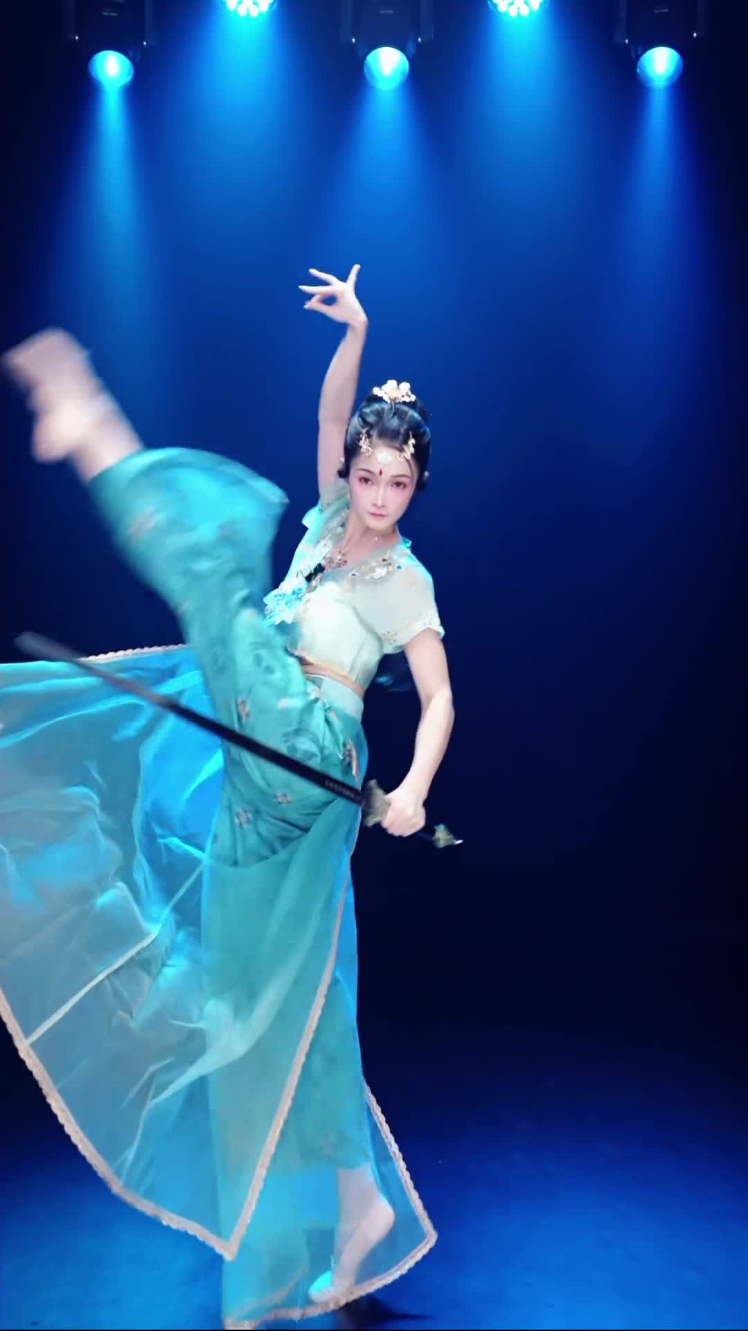 #舞蹈生诗诗 #抖音 #舞蹈 #中国舞 @ikan_live 2024-08-22
