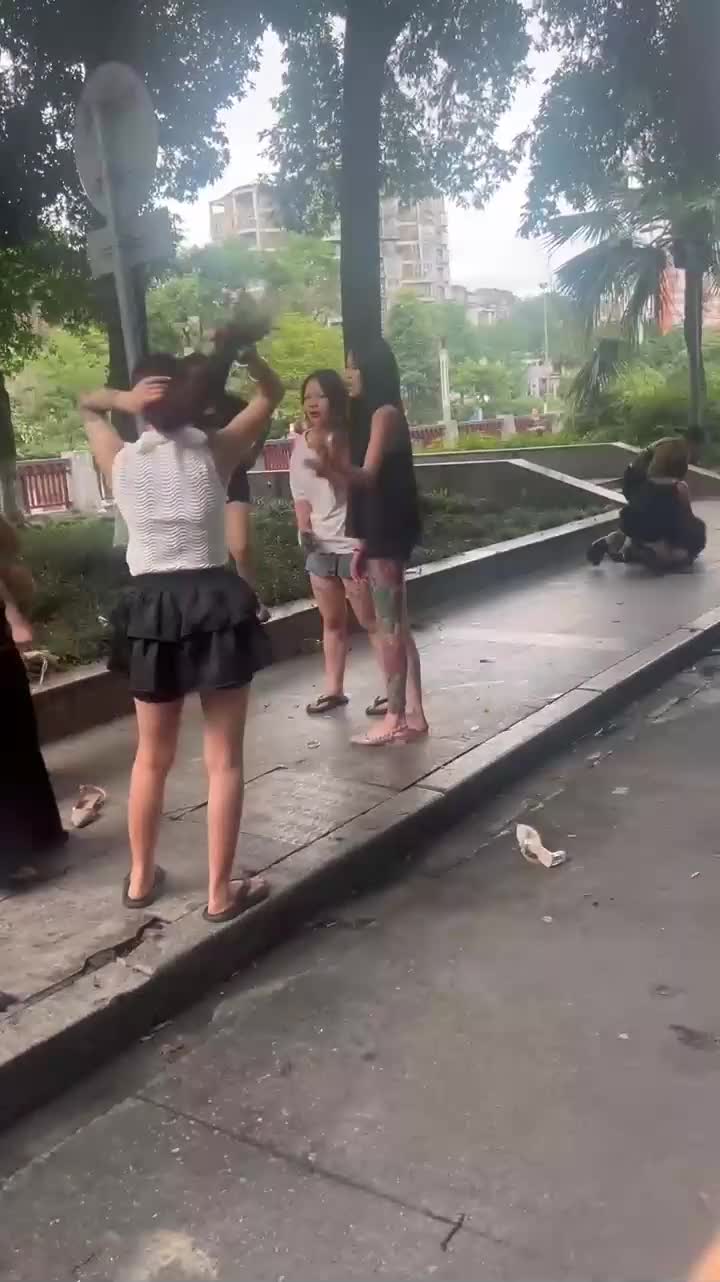 【精神小妹轮奸-露脸】帮精神小妹打一架，被多个社会混混轮草