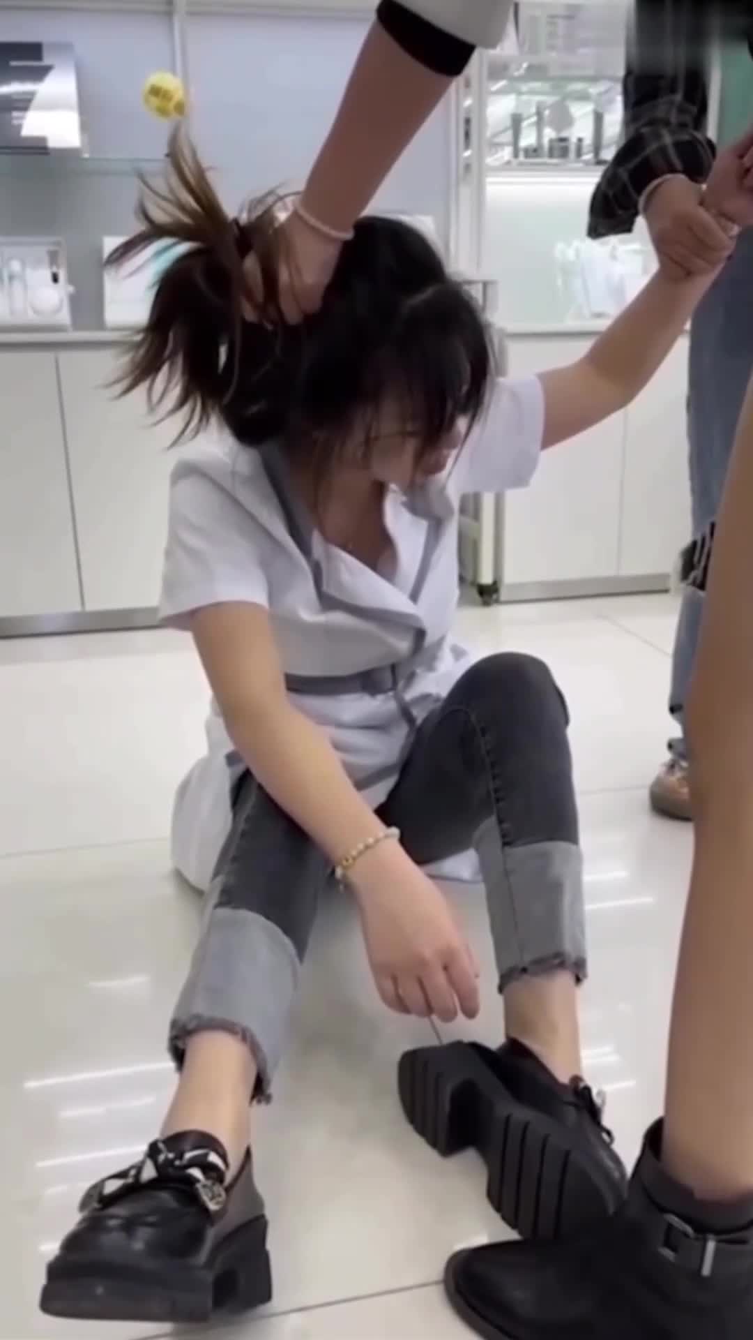 【成都美容院-抓奸门事件】听声音应该是自贡的，附送抓奸合集