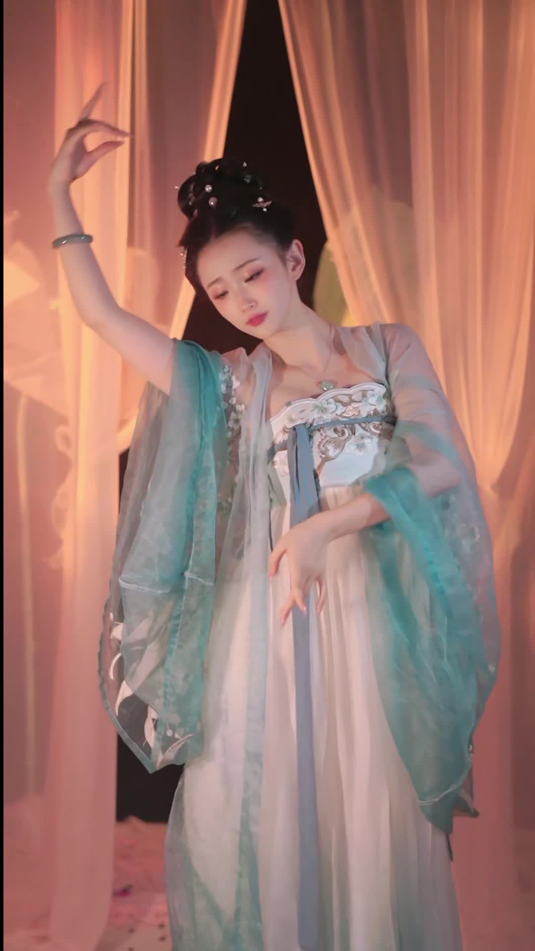 #汤圆 #抖音 #舞蹈 #中国舞 @ikan_live 2024-08-15