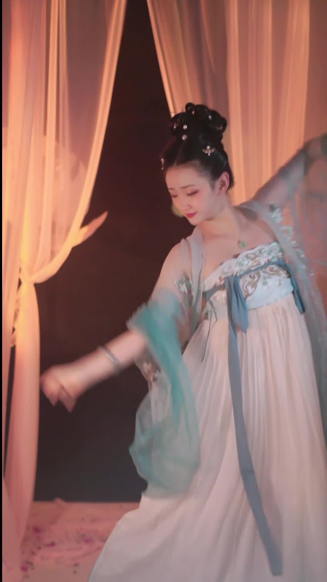 #汤圆 #抖音 #舞蹈 #中国舞 @ikan_live 2024-08-15