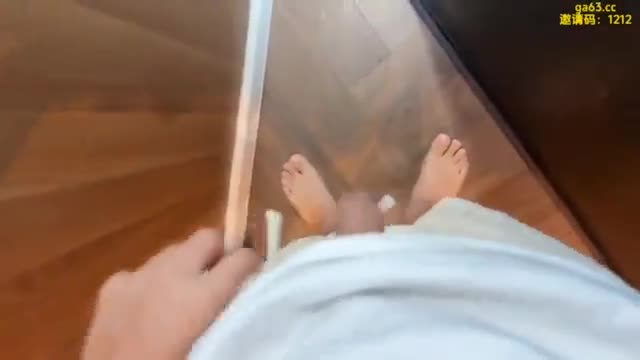 性瘾综合症的学妹，午休跑回宿舍自慰，被我抓住一顿暴力输出。。