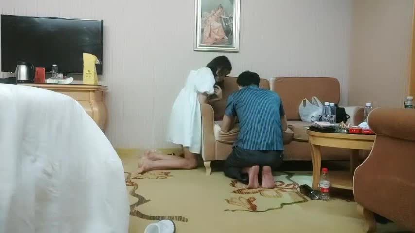 #萝莉 #萌妹 #深喉  #骑乘  #大屌娇小身材短发萝莉萌妹，跪着深喉口交大屌，骑乘侧入猛操搞得妹子受不了