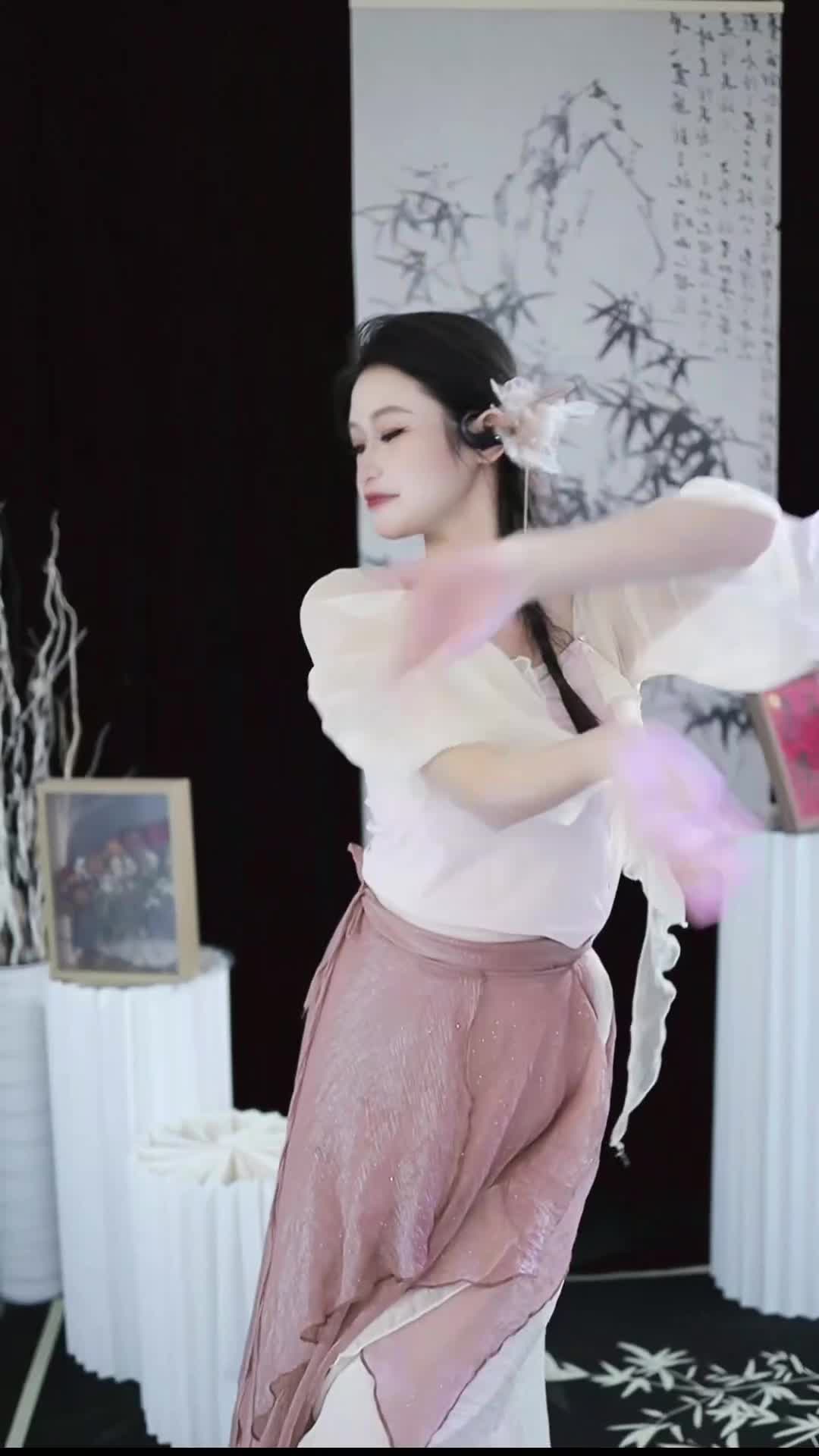 #笨蛋美女小森森 #抖音 #舞蹈 @ikan_live 2024-08-18