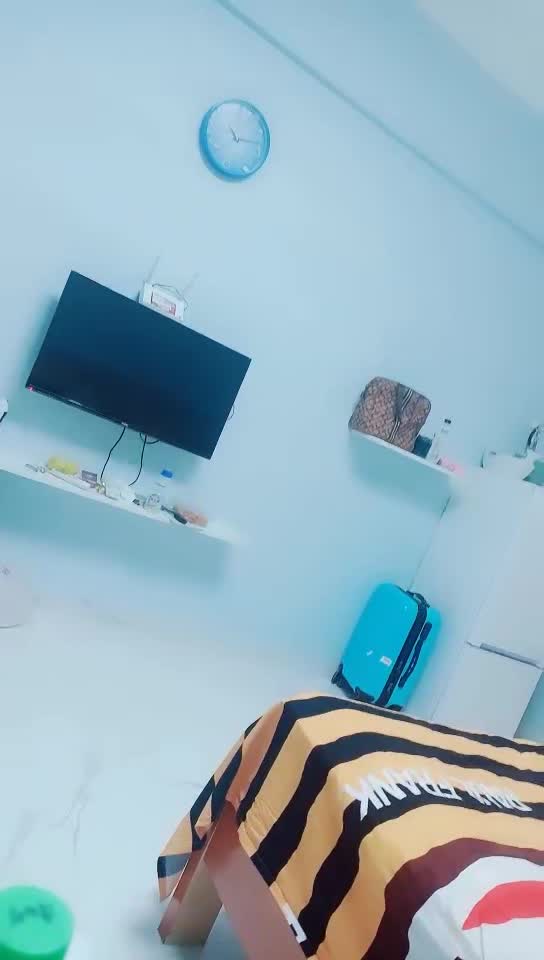 #偷拍 #女孩 #嫩妹  #萌妹子  #娇嫩偷拍00后女孩粉嘟嘟的小嫩妹，大眼萌妹子甜美，小伙上下其手舔穴开干，娇嫩胴体看着极其可口