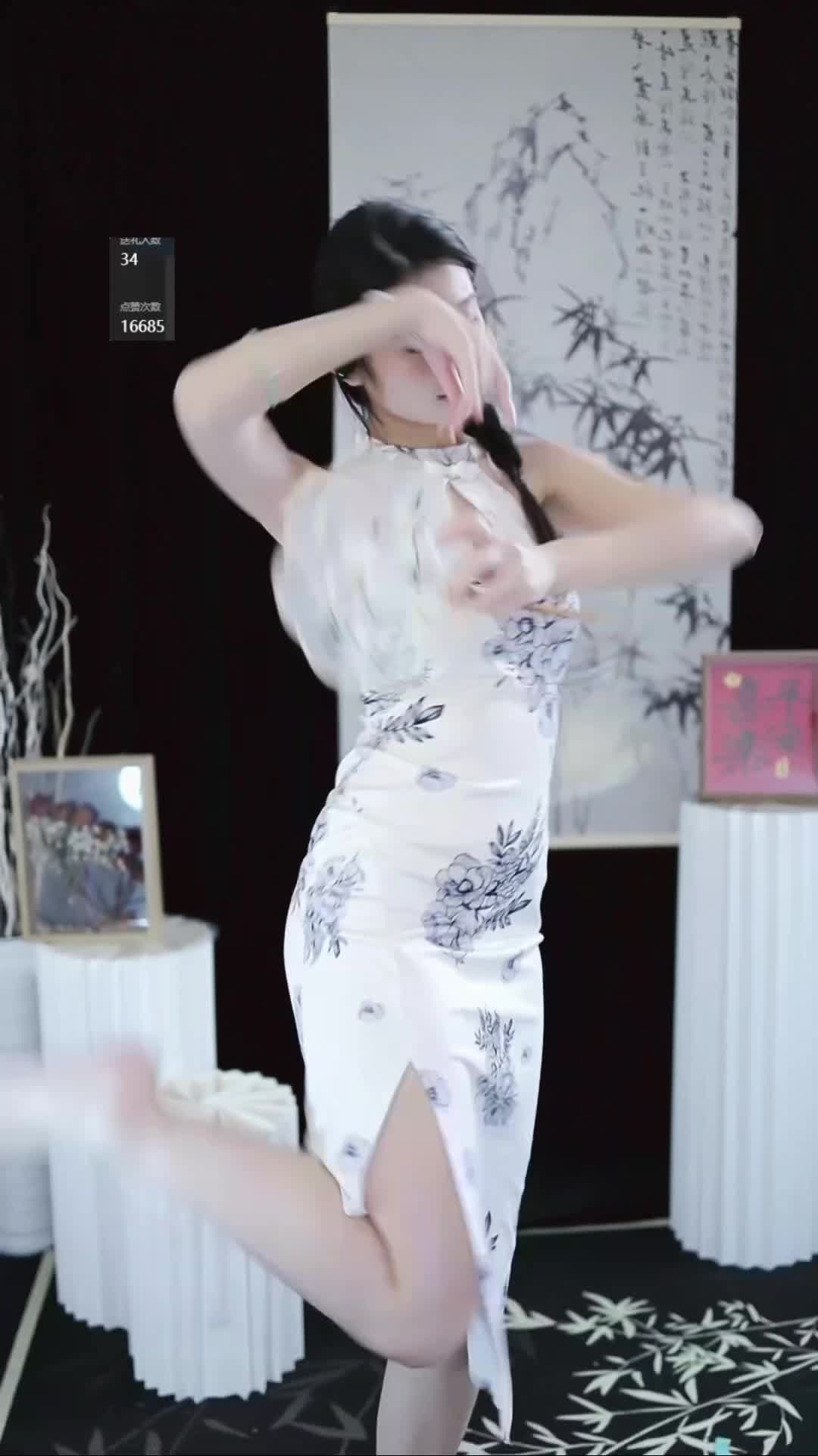 #笨蛋美女小森森 #抖音 #舞蹈 @ikan_live 2024-08-17