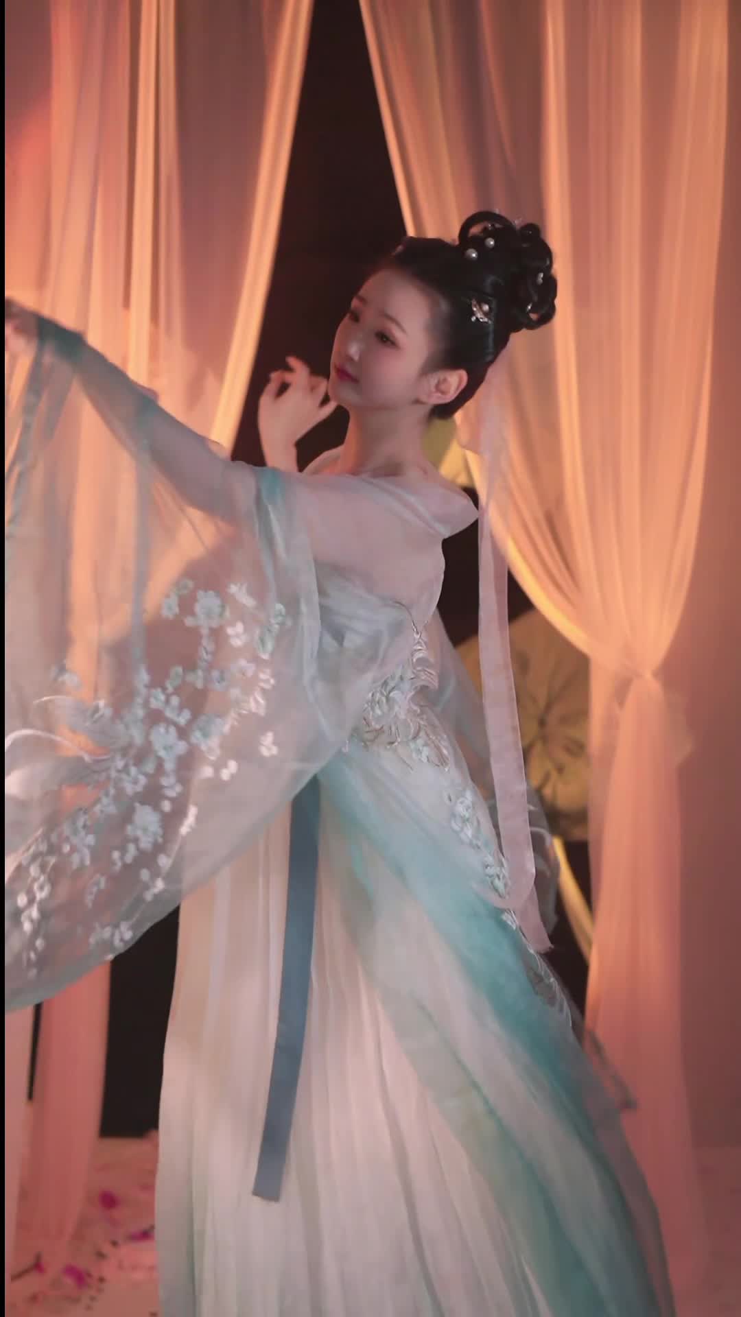 #汤圆 #抖音 #舞蹈 #中国舞 @ikan_live 2024-08-15