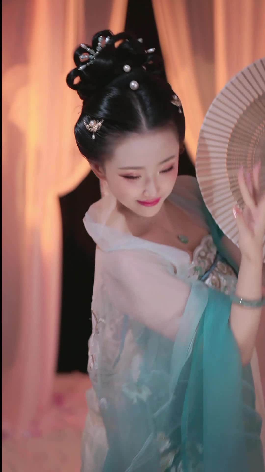 #汤圆 #抖音 #舞蹈 #中国舞 @ikan_live 2024-08-15