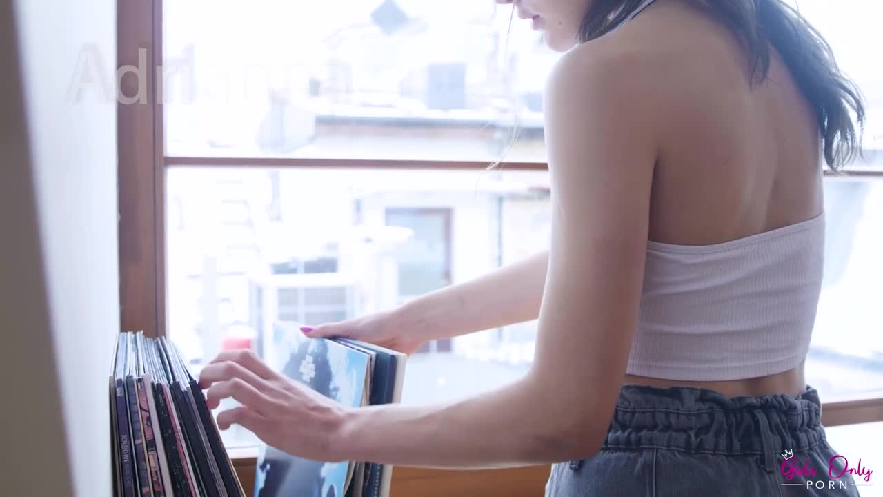 #学生 #口交 #白虎 #女同学生女同把我酮体献出，她按我头猛口骚逼，白虎嫩穴喷汁爽炸。舌头钻逼缝淫水淌腿，我浪叫挑衅她舔得更深，骚态勾得人喉咙发紧，满脑子都是她被操到失神的淫乱影子。
